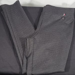 Tommy Hilfiger women's slim fit trousers. Gray/Black mini checked design size 6.